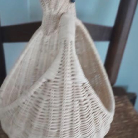 Vintage wicker swan basket, duck basket, magazine basket, vintage decor, boho - Picture 3 of 5